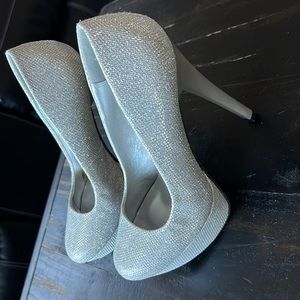 Sparkly silver shoes perfect for special occasion size 7 like new